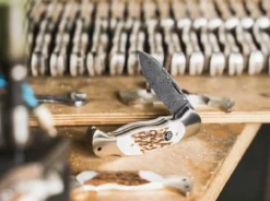 Scout Spearpoint Hirschhorn Damast -Deutschland Messer Verkaufs-Shop boeker manufaktur solingen scout spearpoint hirschhorn damast 112201dam 4 1280x1280